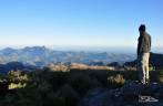 Admirando a vista do alto do Morro do Marco, no Parque Nacional da Serra dos Órgãos, no Rio de Janeiro